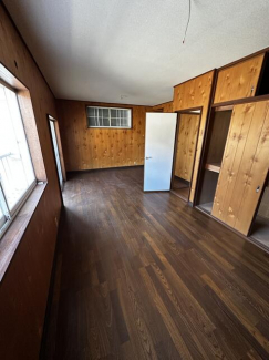 やっぱり落ち着く木調の壁