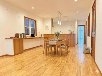 自然素材を使った落ち着けるリビング！カウンターや収納つきで勉