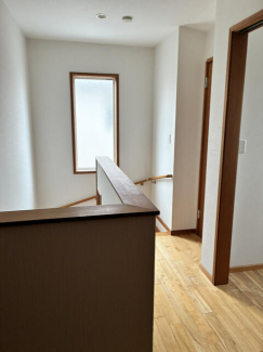 ２階トイレも窓付きで明るい空間♪