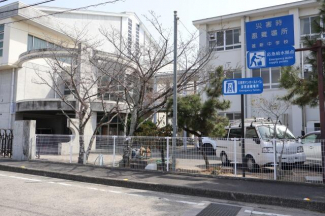 松山市立雄新中学校まで1372m