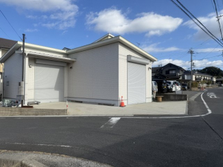 6ｍ道路に接道しており、電動シャッターが2か所設置されています。