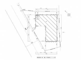 床は土間仕上げ、内装はボード仕上げ、トイレと手洗いが有ります。
