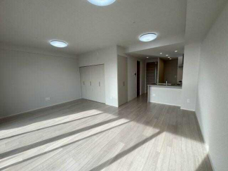 南向きで日差しが差し込む癒しリビング