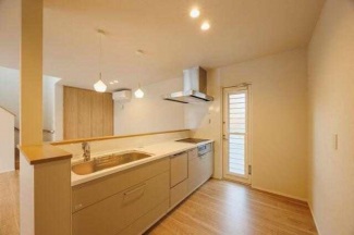 【施工例／キッチン】ゆったりとした広さのあるキッチン。