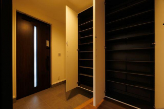 【施工例／シューズクローク】広い収納スペースがあります。