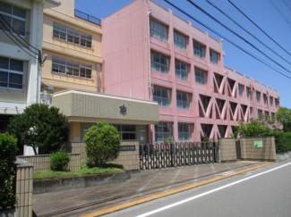 松前町立岡田中学校まで1750m