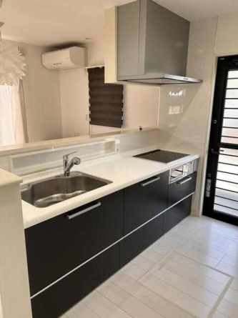 表面フラットのＩＨは、吹きこぼれや油はねもささっとお手入れ