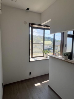 キッチンに続く空間は明るい出窓で、楽しくクッキング♪