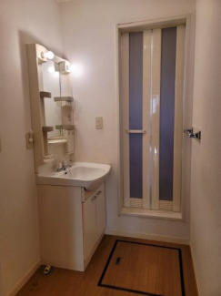 脱衣所も兼ねた洗面所です