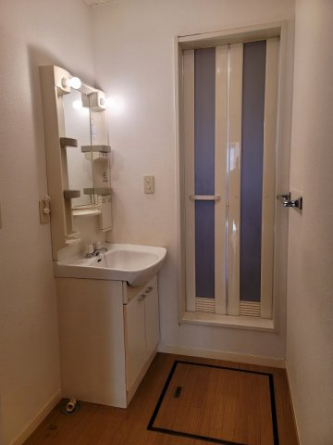 脱衣所も兼ねた洗面所です