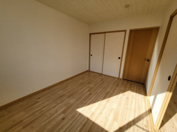 リビング横の洋室です