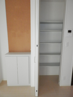 リビング収納。tel台とコルクボードがありますのでメモをピンで刺しておくことなんかも出来ますよ！