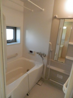 浴室乾燥機もありますが窓もあると換気しやすいですね