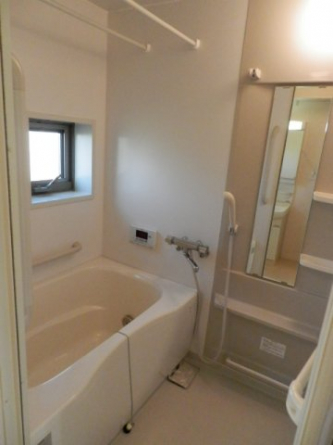 浴室乾燥機もありますが窓もあると換気しやすいですね