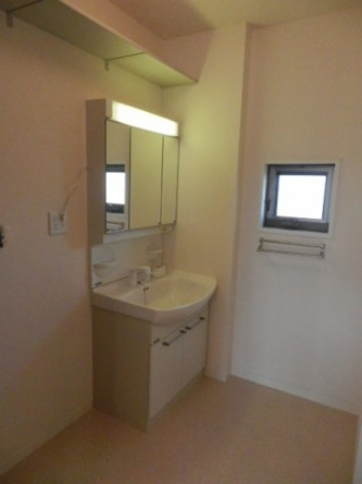 三面鏡シャワー付き洗面台です！棚もあって便利♪小窓もあるのが嬉しい(^^)