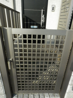 アパートでは珍しい門扉（アルコーブ）がついているシャーメゾンです。