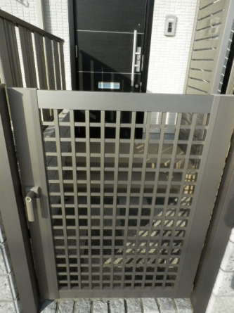 アパートでは珍しい門扉（アルコーブ）がついているシャーメゾンです。