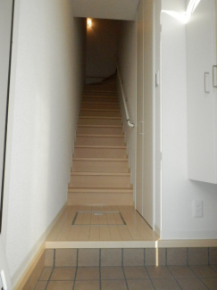 シューズボックスの下が空いているので濡れた靴やちょっとしたものが置けて便利♪