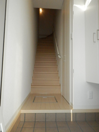 シューズボックスの下が空いているので濡れた靴やちょっとしたものが置けて便利♪