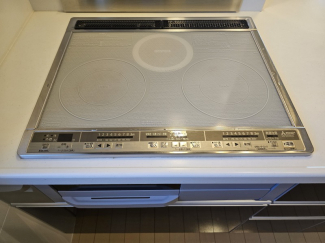 3口のIHコンロです。フラットなのでお手入れが楽ですよ♪