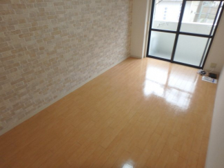 たっぷりの陽射しが射し込むお部屋です