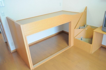 ベット下収納、階段下収納あり
