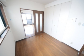 スタンダードな洋室です