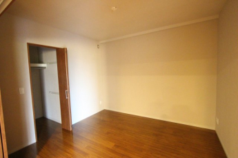 落ち着いた色調の洋室です