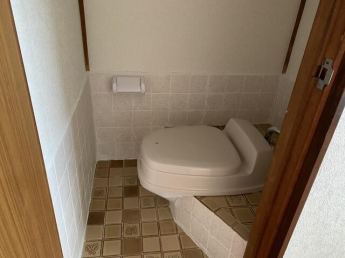 和式トイレに簡易洋式便座を置いています。