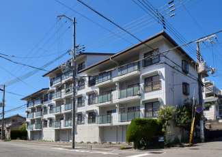 現在外壁塗装工事中です。