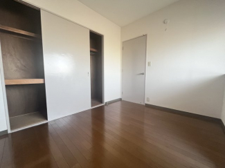 落ち着いた色調の洋室です