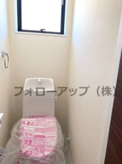 落ち着いた色調のトイレです