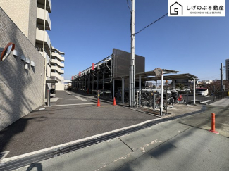 敷地内には駐車場がございます。