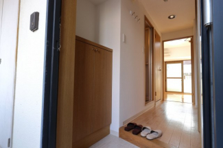 一人暮らしにちょうど良いサイズの靴箱。