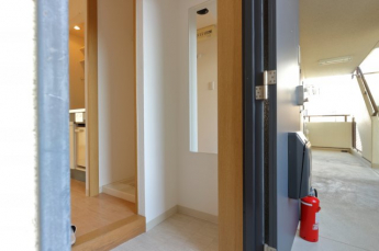 玄関に姿見があります。