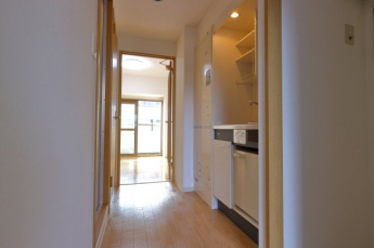 洗濯機置場、キッチンと続きます。