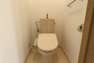 トイレは浴室と別々です。