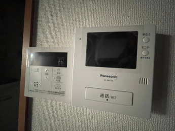 モニターホンと給湯器のリモコンです