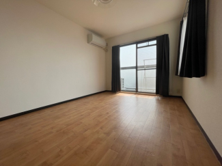 コンパクトで使いやすい洋室です