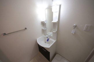 独立洗面台、小物を置くことができて便利です