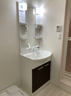 独立洗面台、朝の身支度には欠かせません