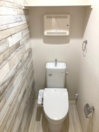 落ち着いた色調のトイレです