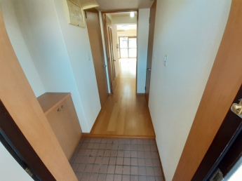 収納もある玄関です