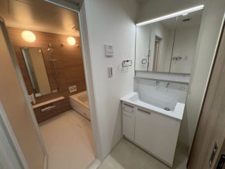 独立洗面台、小物を置くことができて便利です