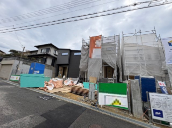 前面道路含む現地写真です