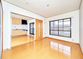 リビングの隣、6帖洋室は大きく開く引込戸採用でリビング一体利用できます