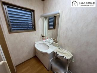 シャワー水栓付き、独立洗面台となります。