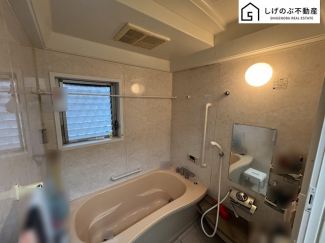窓付きのバスルームは、明るく換気環境も良好。日中の入浴も気持ちよくお使い頂けそうです。