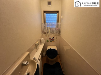 換気にも配慮した窓付きのトイレスペースとなっています。