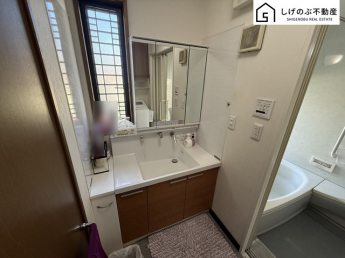 明るく清潔感溢れるサニタリースペース。毎日使う場所だからこそ、快適な空間となっております。